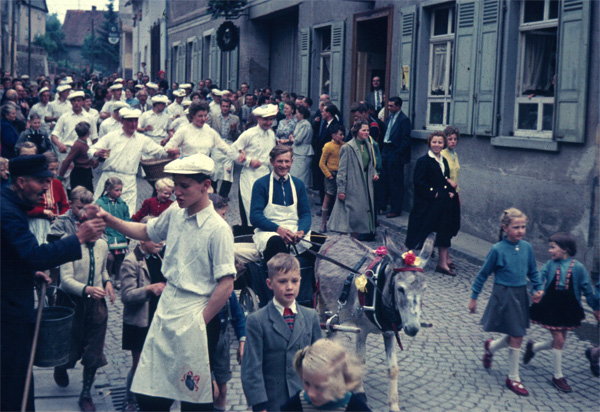 Alljährlicher Kerbumzug in Kelkheim-Hornau