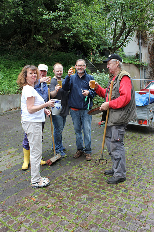 Ein Schoppen nach getaner Arbeit am Borntreppchen