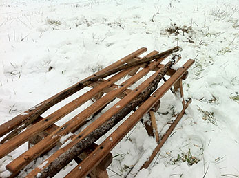 Wintervergnügen Holzschlitten
