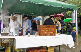 Grillwürstchen beim Hornauer Brückenfest