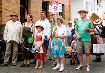 Der Verein Bürger für Hornau beim Festumzug FZH Blasorchester
