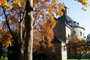 Goldener Herbst: Gr&uuml;nanlage hinter der neuen Martinskirche.