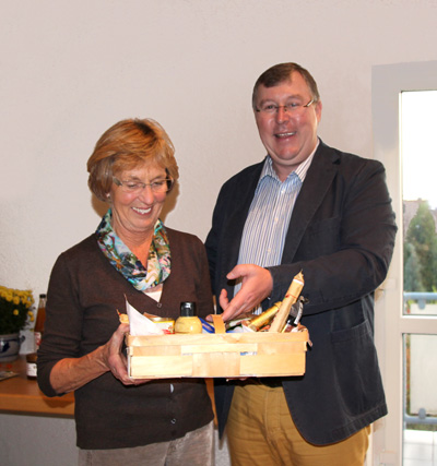 Vereinsvorsitzender Michael Jung überreicht Quizgewinnerin Hiltrud Bracht den ersten Preis.
